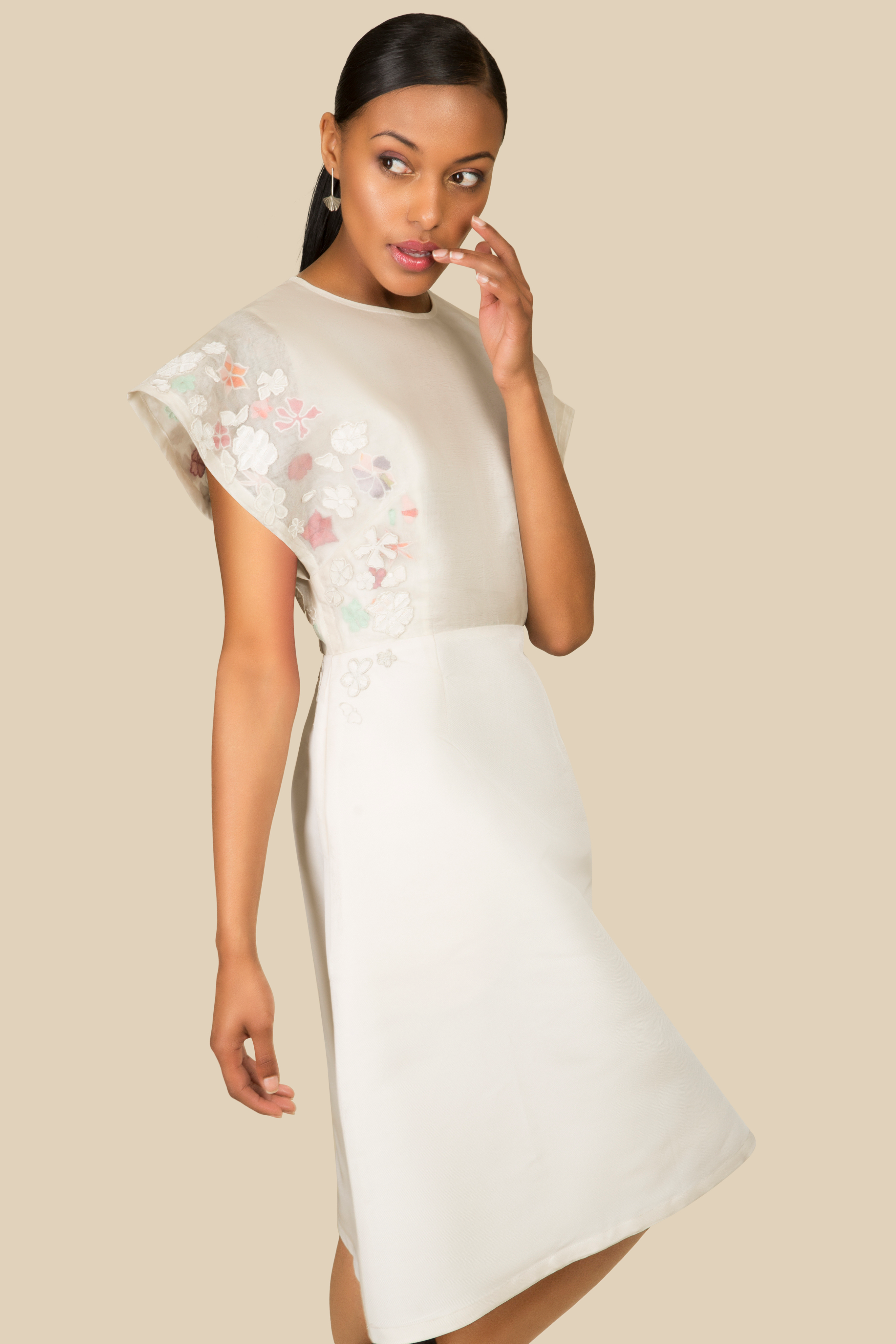 Elegant Silk Embroidered White Dress M - 6 Elegant Silk Embroidered White Dress M - 6