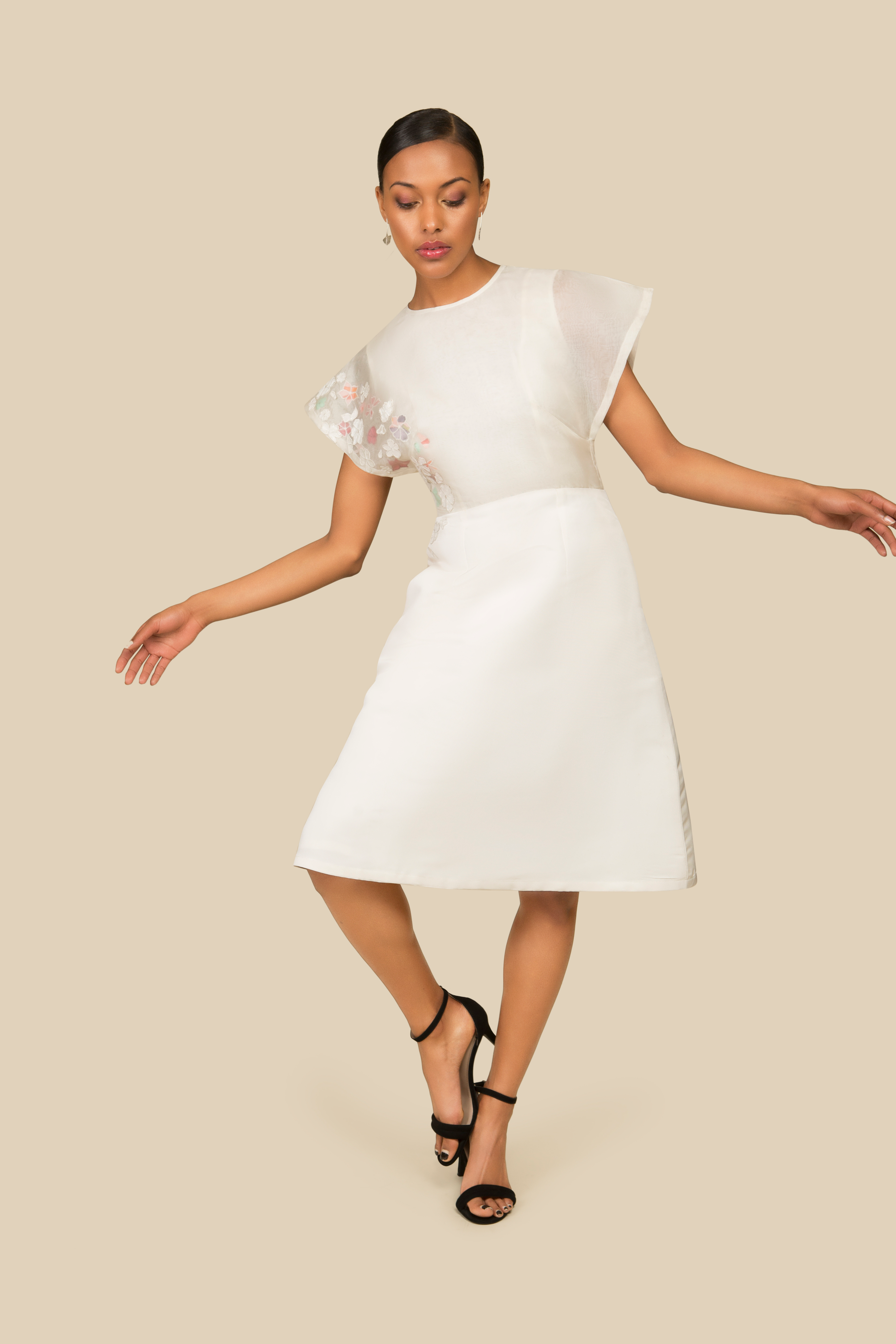 Elegant Silk Embroidered White Dress M - 6 Elegant Silk Embroidered White Dress M - 6