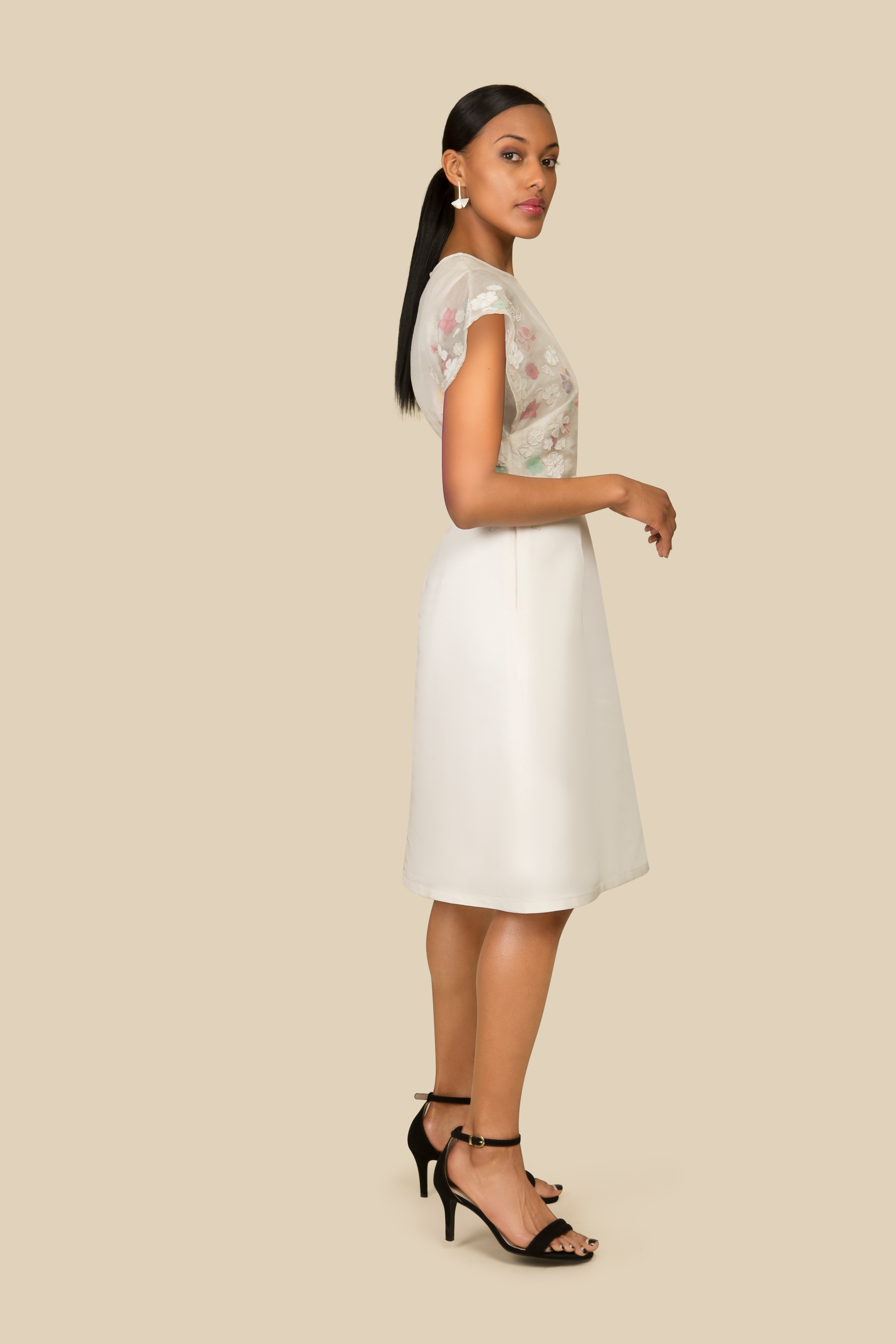 Elegant Silk Embroidered White Dress M - 6 Elegant Silk Embroidered White Dress M - 6